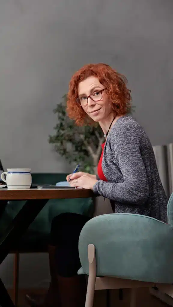 Michaela Vranková pracující u počítače